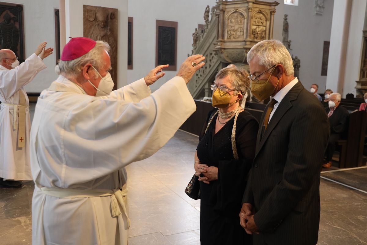 Bischof em. Dr. Friedhelm Hofmann feierte am Freitagnachmittag, 25. Juni, einen Dankgottesdienst mit Ehepaaren, die seit 50, 60 oder 65 Jahren verheiratet sind. Anschließend spendeten der Bischof sowie weitere Priester und Diakone den Jubilaren mit Abstand den Segen.