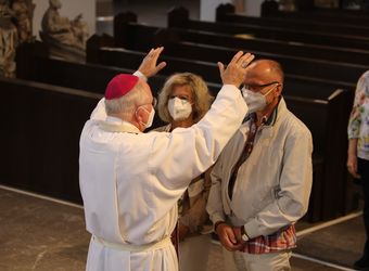 Im Anschluss an den Ehejubilarsgottesdienst mit Weihbischof Ulrich Boom am Freitagvormittag, 2. Juli, konnten sich die Paare von ihm und weiteren Priestern und Diakonen segnen lassen.