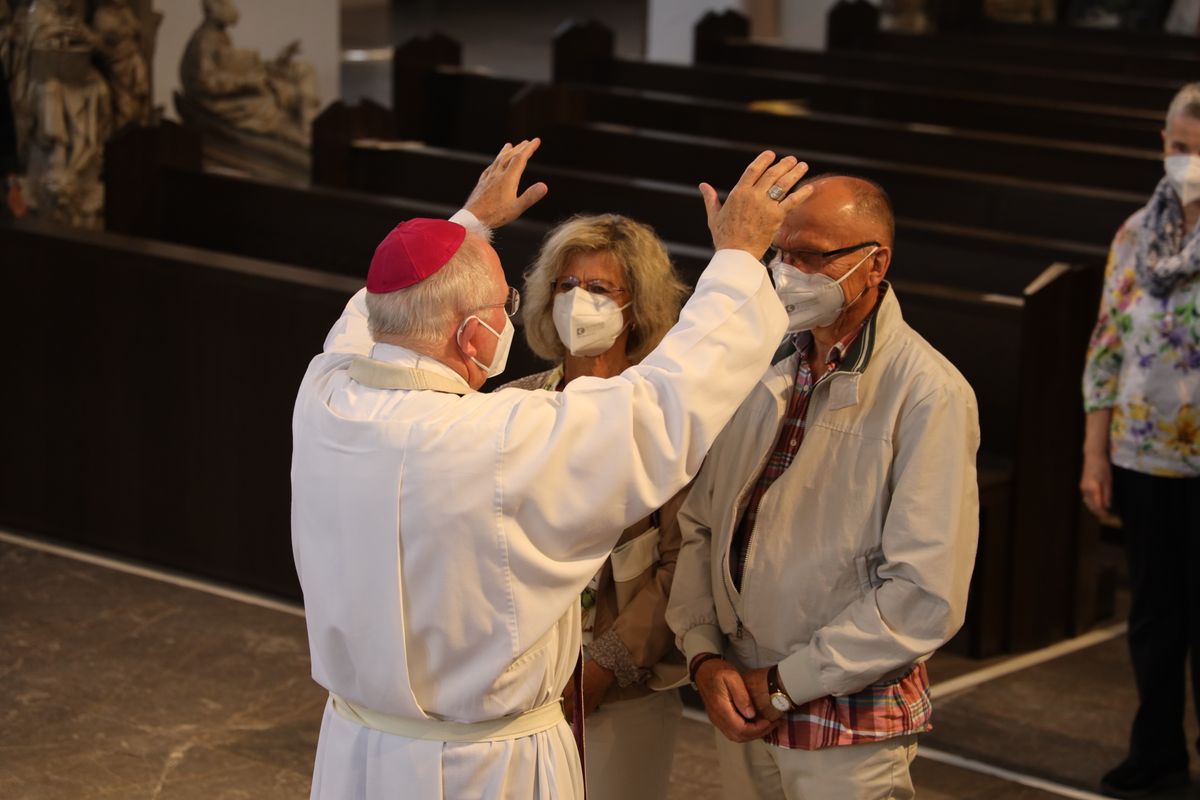 2721/0646 Ehejubilare Freitag, 2- Juli vormittags WB Boom_28475 Im Anschluss an den Ehejubilarsgottesdienst mit Weihbischof Ulrich Boom am Freitagvormittag, 2. Juli, konnten sich die Paare von ihm und weiteren Priestern und Diakonen segnen lassen.