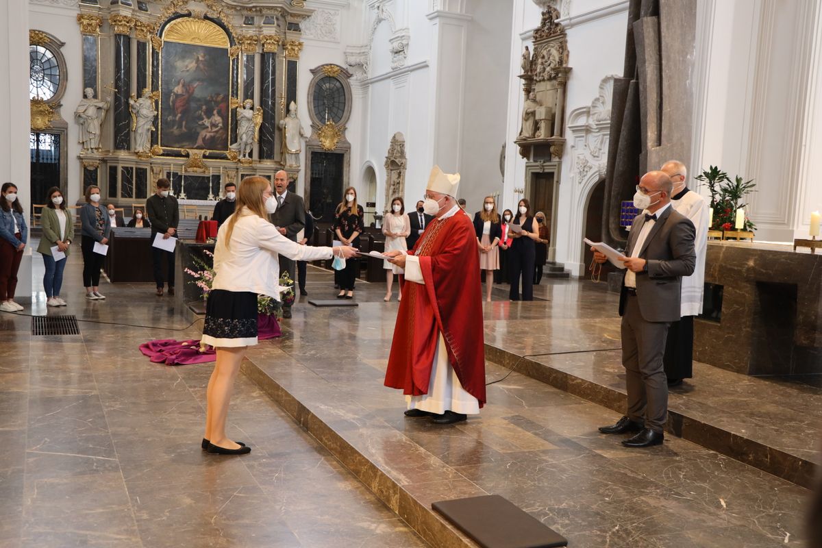 Weihbischof Ulrich Boom hat im Auftrag von Bischof Dr. Franz Jung 33 Frauen und sieben Männern am Freitagabend, 9. Juli, im Kiliansdom die Missio canonica verliehen.