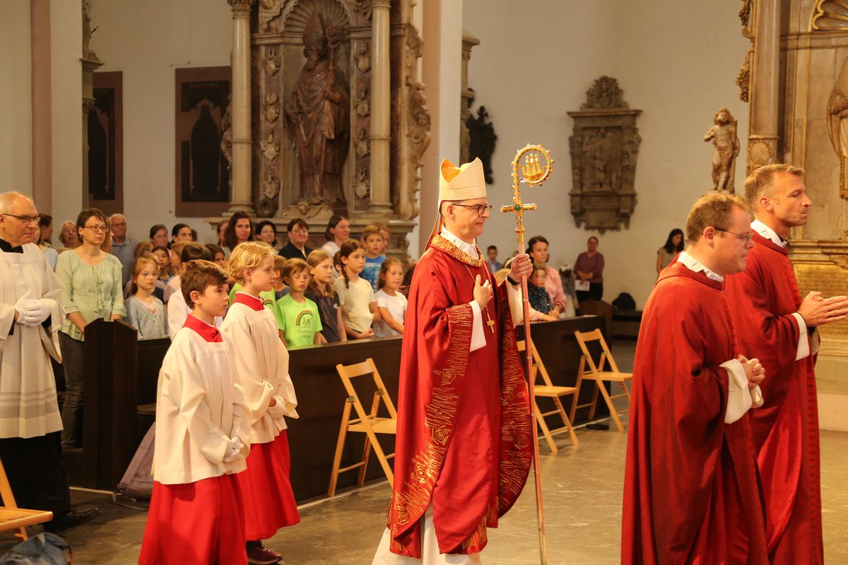 Über 1400 Kinder und ihre Begleiter sind am Montagvormittag, 7. Juli 2025, zum Gottesdienst für Erstkommunionkinder mit Bischof Dr. Franz Jung in den Würzburger Kiliansdom gekommen. 