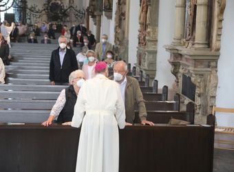 Bischof Dr. Franz Jung segnete nach dem Gottesdienst die Ehejubilare.