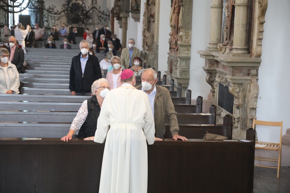 2721/0630_Ehejubilare mit Bischof Franz Jung_28142 Bischof Dr. Franz Jung segnete nach dem Gottesdienst die Ehejubilare.