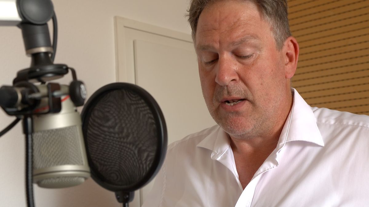 Pastoralreferent Alexander Wolf beim Einsprechen von Texten für den Audioguide.