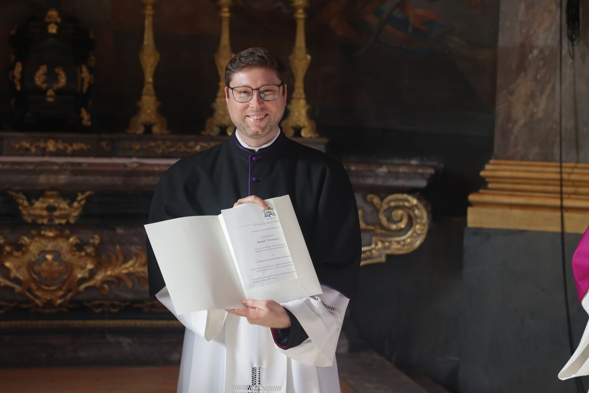 Domvikar Manuel Thomas mit der Ernennungsurkunde. 