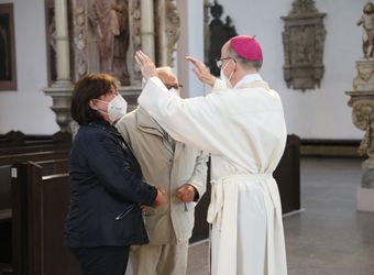 Bischof Dr. Franz Jung segnete nach dem Gottesdienst die Ehejubilare.
