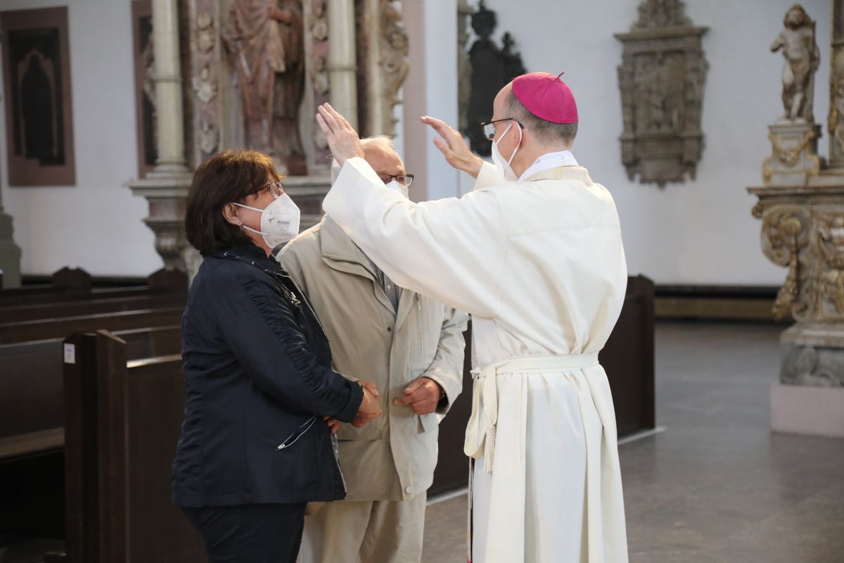 2721/0630_Ehejubilare mit Bischof Franz Jung_28207 Bischof Dr. Franz Jung segnete nach dem Gottesdienst die Ehejubilare.