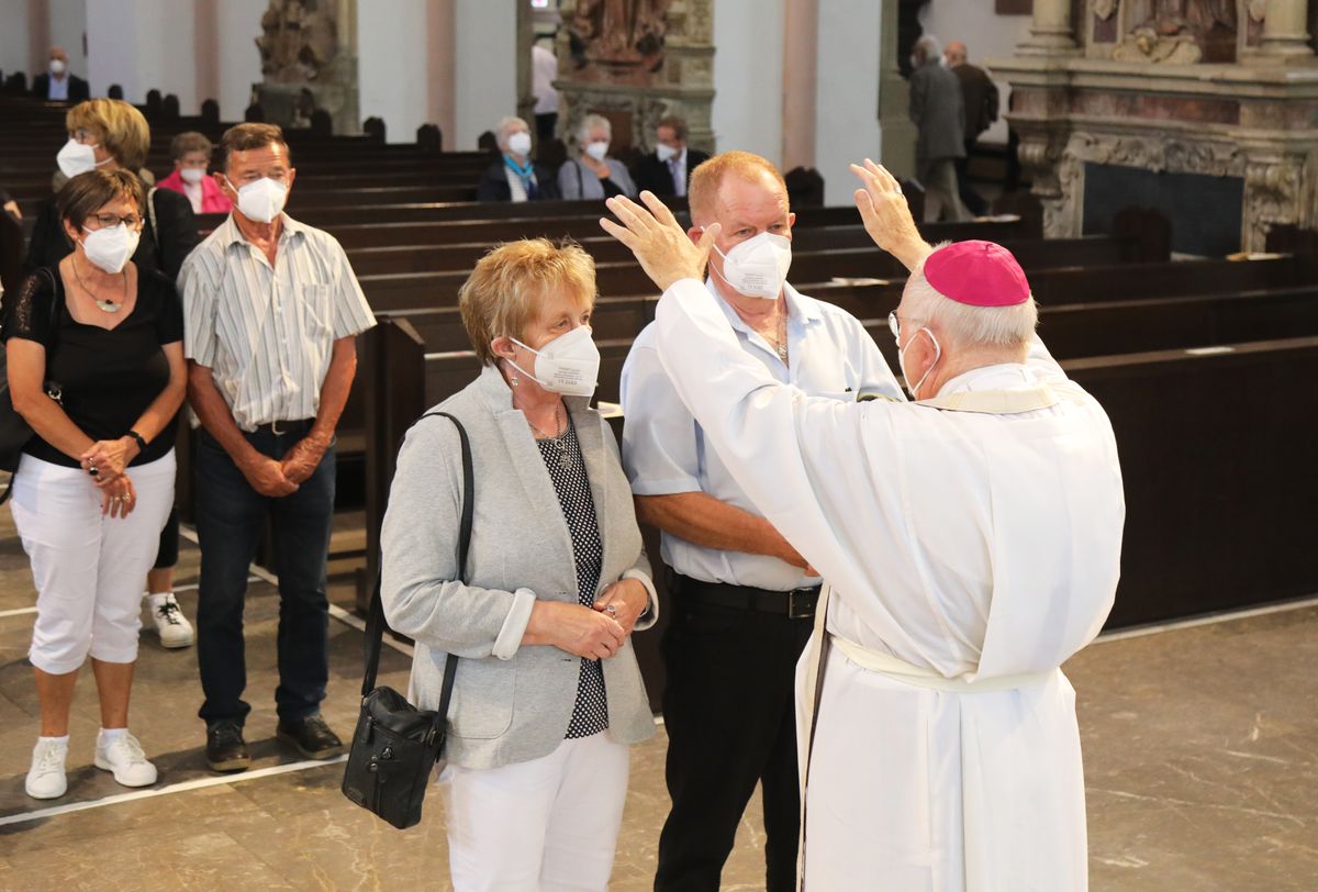 	 Weihbischof Ulrich Boom feierte am Mittwochnachmittag, 30. Juni, einen Gottesdienst für Ehepaare, die 2020 oder 2021 ihr goldenes, diamantenes oder eisernes Ehejubiläum hatten. Im Anschluss konnten sich die Paare segnen lassen.