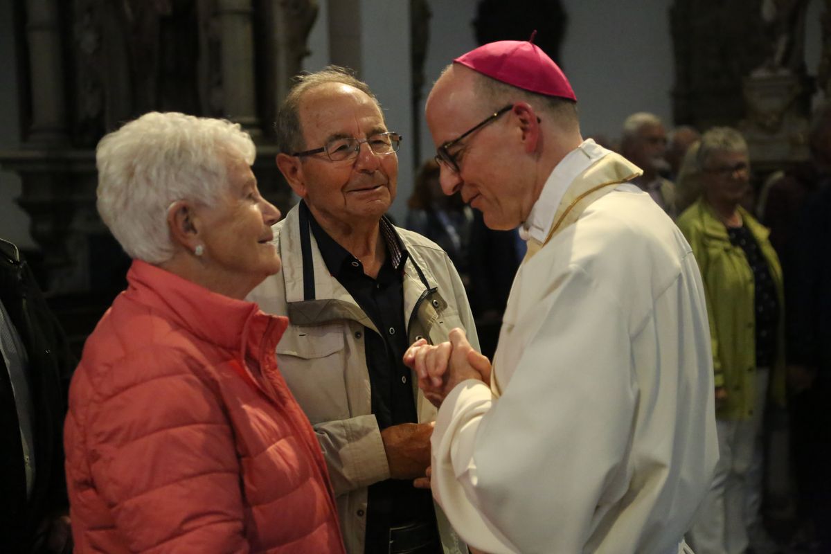 Bischof Dr. Franz Jung hat am Donnerstagnachmittag, 4. Juli, mit etwa 320 Paaren im Kiliansdom ihr goldenes oder diamantenes Ehejubiläum gefeiert.