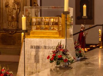 Bischof Dr. Franz Jung hat am Hochfest der Frankenapostel, Donnerstag, 8. Juli, mit haupt- und ehrenamtlichen Mitarbeiterinnen und Mitarbeitern der Caritas ein Pontifikalamt im Würzburger Kiliansdom gefeiert.