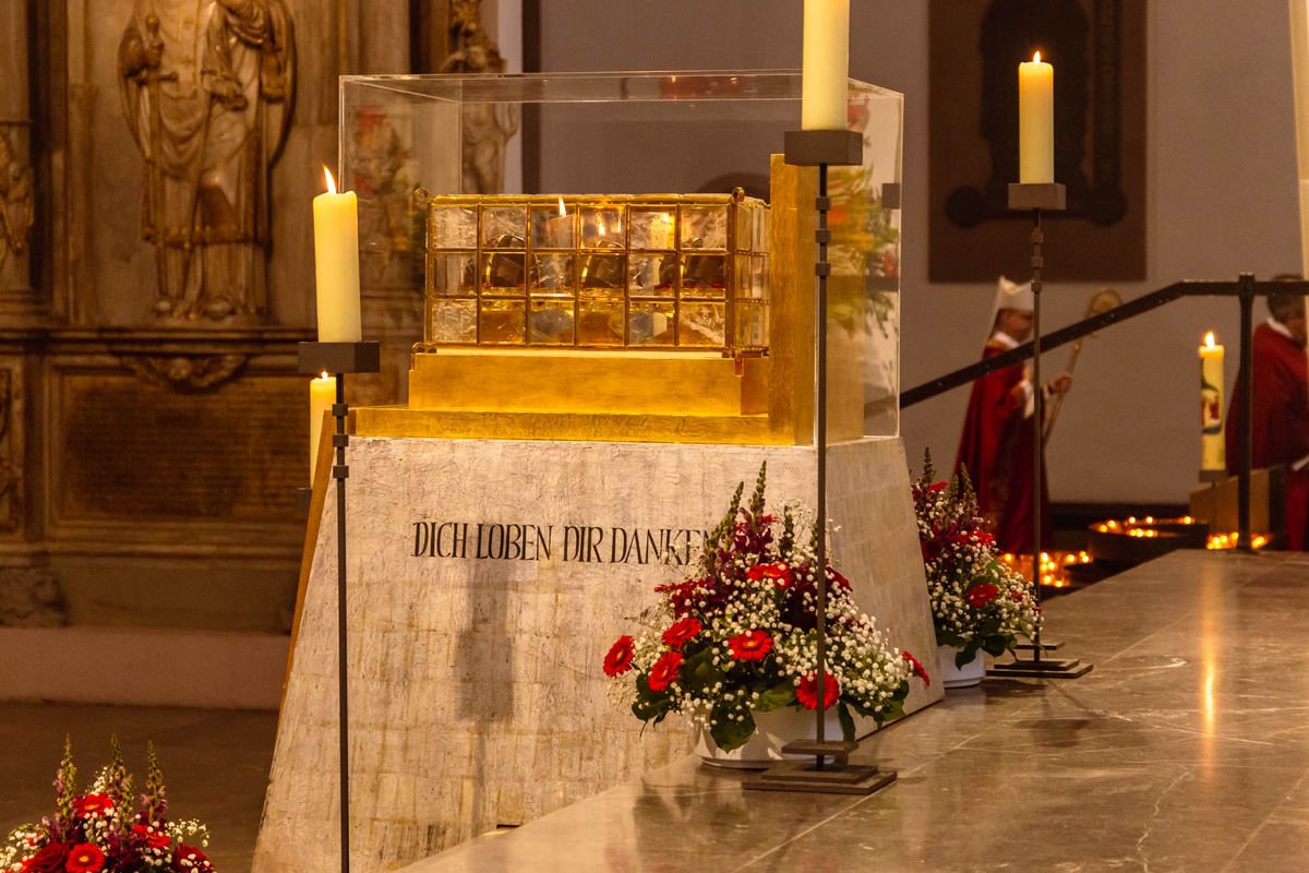 Bischof Dr. Franz Jung hat am Hochfest der Frankenapostel, Donnerstag, 8. Juli, mit haupt- und ehrenamtlichen Mitarbeiterinnen und Mitarbeitern der Caritas ein Pontifikalamt im Würzburger Kiliansdom gefeiert.