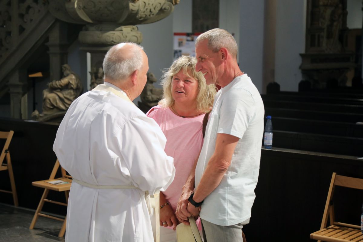 Mit rund 1000 Eheleuten, die in diesem Jahr Silberhochzeit haben, feierte Bischof Dr. Franz Jung am Freitagabend, 4. Juli 2025, einen Pontifikalgottesdienst im Kiliansdom. Im Anschluss erteilten er, Weihbischof Paul Reder sowie weitere Seelsorgerinnen und Seelsorger den Paaren einzeln den Segen.