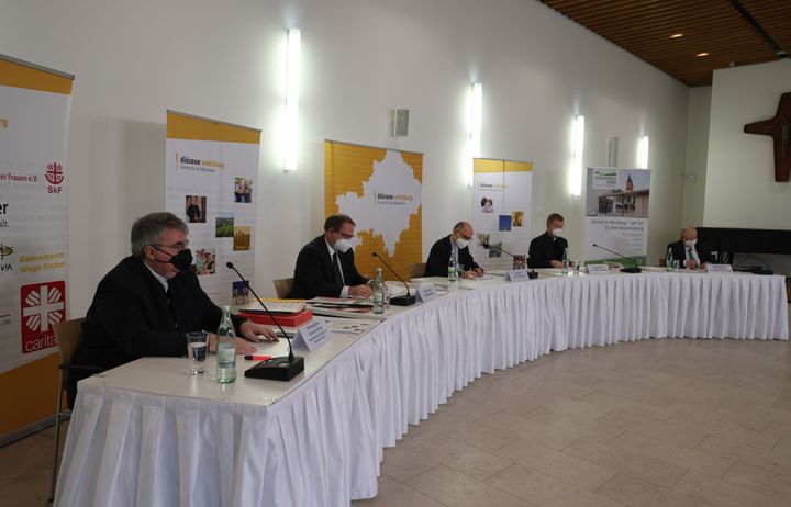 An der Pressekonferenz zum Jahresauftakt nahmen teil (von links): Domkapitular Clemens Bieber, Bischöflicher Finanzdirektor Ordinariatsrat Sven Kunkel, Bischof Dr. Franz Jung, Generalvikar Dr. Jürgen Vorndran und Domkapitular Albin Krämer.