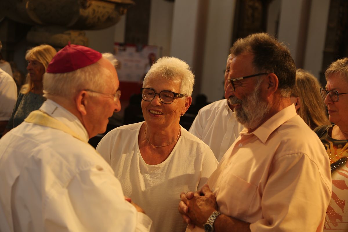 Rund 250 Ehejubilare haben am Freitagnachmittag, 4. Juli, im Kiliansdom in einem Pontifikalgottesdienst mit Weihbischof em. Ulrich Boom ihr Eheversprechen erneuert. 
