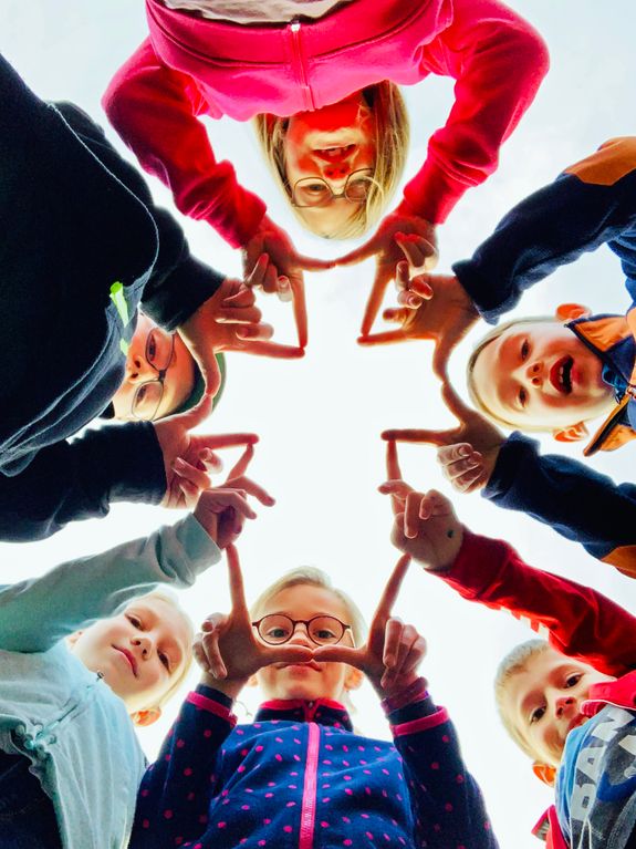 Die fünf Kommunionkinder aus Mühlhausen haben gemeinsam beschlossen, Ministrantin oder Ministrant zu werden. Ein Kind auf dem Bild stammt aus einer anderen Gemeinde.