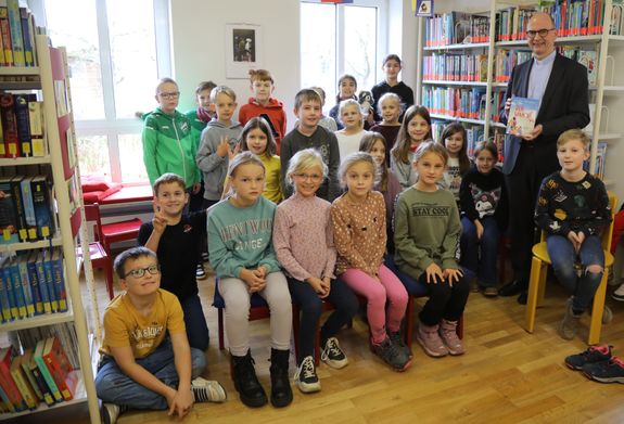 Bischof Dr. Franz Jung und die Kinder der Klasse 3a der Grundschule Kürnach. Bischof Dr. Franz Jung und die Kinder der Klasse 3a der Grundschule Kürnach.