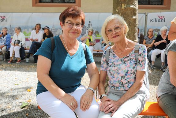 Luzia Schneider aus Lohr-Wombach (links) und Anna-Maria Krebs aus Gemünden sind mit der Buswallfahrt des Dekanats Main-Spessart gekommen.