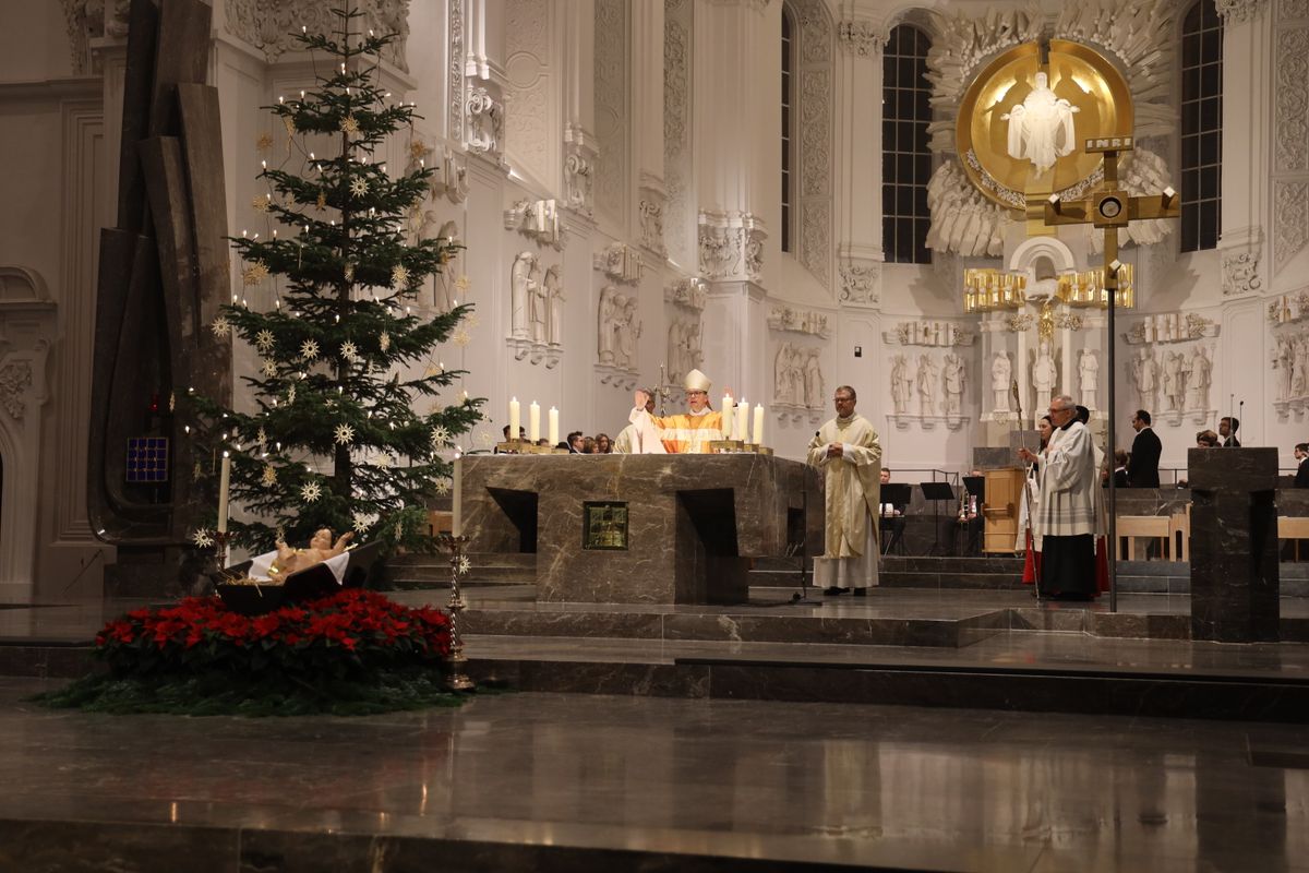 Bischof Dr. Franz Jung feierte an Heiligabend, 24. Dezember, im Würzburger Kiliansdom mit den Gläubigen die Christmette. Bischof Dr. Franz Jung feierte an Heiligabend, 24. Dezember, im Würzburger Kiliansdom mit den Gläubigen die Christmette.