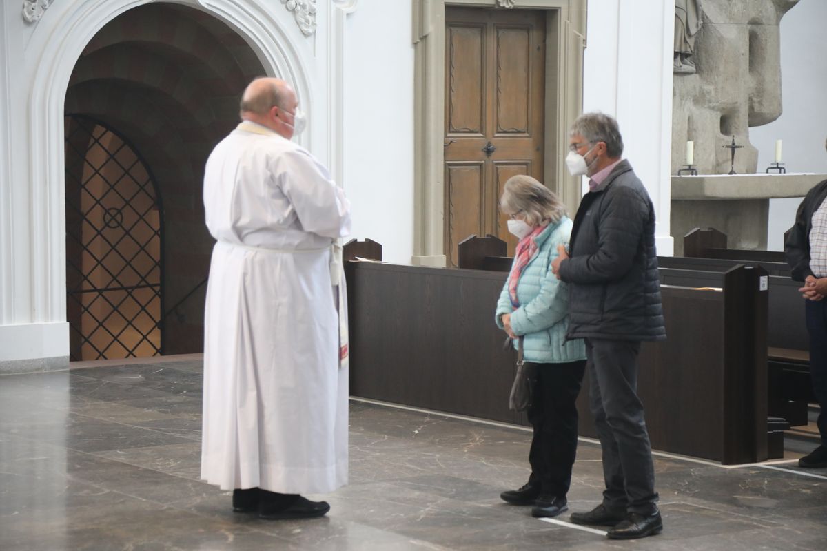 2621/0609 Ehejubilare Weihbischof Boom_27522 Weihbischof Boom und weiteren Priester und Diakone weihen Ehejubilare, die ihr goldenes, diamantenes oder eisernes Ehejubiläum feiern.