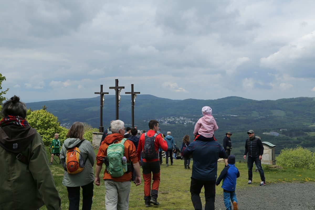 Fast 400 Gläubige haben an der Ökumenischen Kreuzbergwallfahrt mit Bischof Jung und Regionalbischöfin Bornowski teilgenommen.  Fast 400 Gläubige haben an der Ökumenischen Kreuzbergwallfahrt mit Bischof Jung und Regionalbischöfin Bornowski teilgenommen.