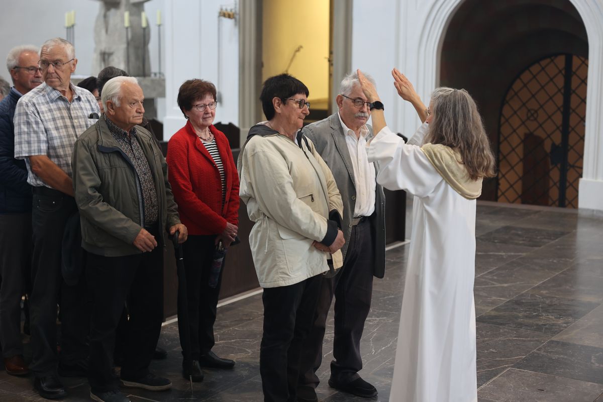 Seelsorgerinnen und Seelsorger spendeten nach dem Gottesdienst den Jubelpaaren individuell den Segen. 