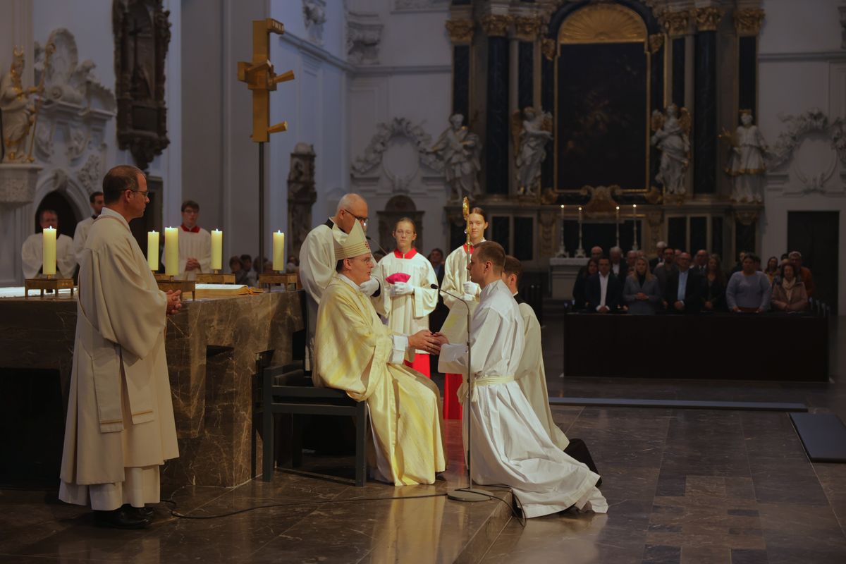 Bei einem Pontifikalgottesdienst am Samstag, 27. September, weihte Weihbischof Paul Reder drei Männer im Würzburger Kiliansdom zu Diakonen.