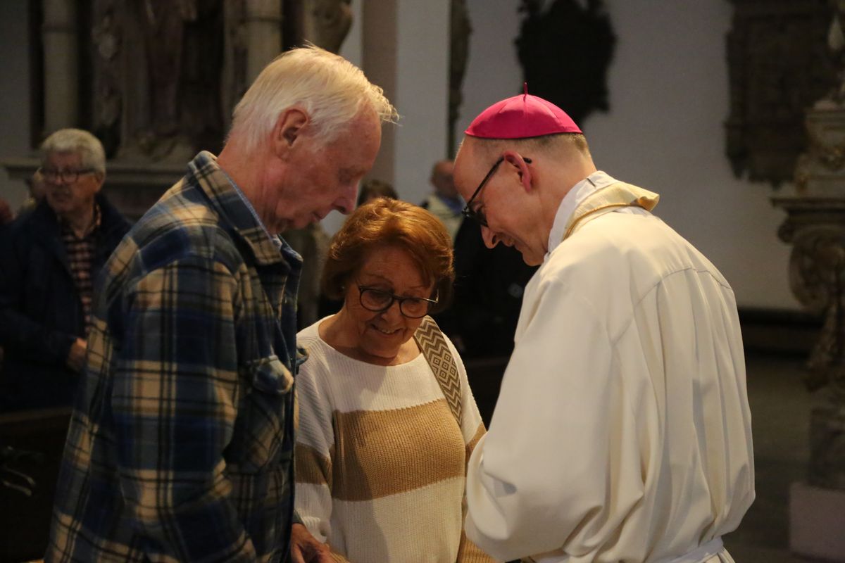 Bischof Dr. Franz Jung hat am Donnerstagnachmittag, 4. Juli, mit etwa 320 Paaren im Kiliansdom ihr goldenes oder diamantenes Ehejubiläum gefeiert.