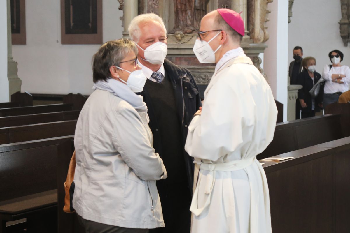 2721/0648 Gottesdienst für Ehejubilare mit Bischof Dr. Franz Jung am Freitagnachmittag, 2. Juli 2021_28542 Bischof Dr. Franz Jung feierte am Freitagnachmittag, 2. Juli 2021, einen Dankgottesdienst im Kiliansdom mit Ehepaaren, die goldenes, diamantenes oder eisernes Ehejubiläum feiern.