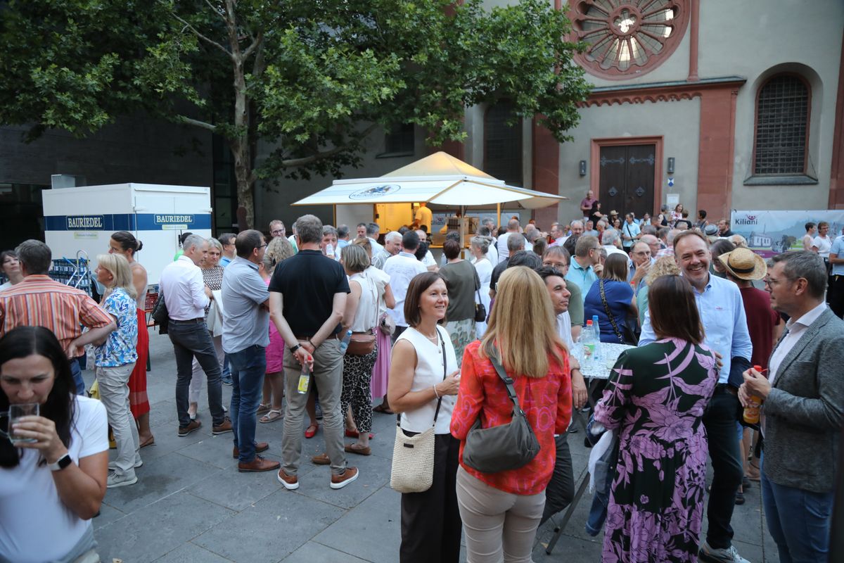 Mit rund 1000 Eheleuten, die in diesem Jahr Silberhochzeit haben, feierte Bischof Dr. Franz Jung am Freitagabend, 4. Juli 2025, einen Pontifikalgottesdienst im Kiliansdom. Im Anschluss erteilten er, Weihbischof Paul Reder sowie weitere Seelsorgerinnen und Seelsorger den Paaren einzeln den Segen.