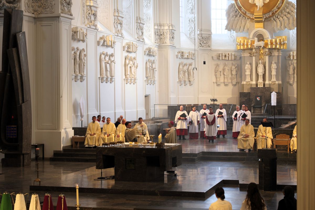 Bischof Dr. Franz Jung hat am Mittwochabend, 16. April, bei der Chrisammesse im Würzburger Kiliansdom die Heiligen Öle für das ganze Bistum geweiht.  Bischof Dr. Franz Jung hat am Mittwochabend, 16. April, bei der Chrisammesse im Würzburger Kiliansdom die Heiligen Öle für das ganze Bistum geweiht.