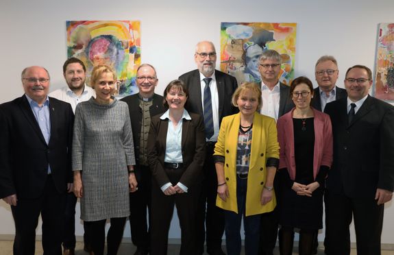 Der Lenkungskreis des Programms "Gemeinsam Kirche sein - Pastoral der Zukunft" (von links): Pfarrer Alfred Kraus vom Priesterrat, Kanzler Matthias Finster,  Dr. Christine Schrappe, kommissarische Leiterin der Hauptabteilung Außerschulische Bildung, Gener Der Lenkungskreis des Programms "Gemeinsam Kirche sein - Pastoral der Zukunft" (von links): Pfarrer Alfred Kraus vom Priesterrat, Kanzler Matthias Finster,  Dr. Christine Schrappe, kommissarische Leiterin der Hauptabteilung Außerschulische Bildung, Generalvikar Thomas Keßler, Andrea Czech vom Diözesanrat, Domkapitular Christoph Warmuth, stellvertretender Leiter der Hauptabteilung Seelsorge,  Programmleiterin Pastoralreferentin Monika Albert, Diözesanratsvorsitzender Dr. Michael Wolf,  Dr. Stefanie Kainzbauer von der Caritas, Pressesprecher Bernhard Schweßinger und  Finanzdirektor Sven Kunkel. Es fehlt Ordinariatsrat Personalleiter Thomas Lorey.