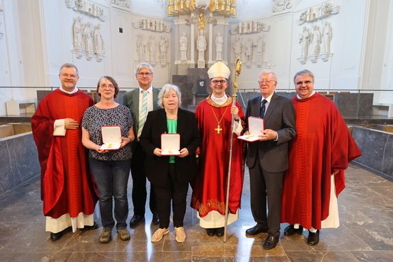 Mit dem päpstlichen Ehrenkreuz "Pro Ecclesia et Pontifice" hat Bischof Dr. Franz Jung (3. von rechts) im Namen von Papst Franziskus Roland Metz, Lucia Stamm (4. von links) und Petra Straub am Montagabend, 8. Juli, ausgezeichnet. Mit ihnen freuten sich Generalvikar Dr. Jürgen Vorndran (links) und Domkapitular Monsignore Clemens Bieber, Vorsitzender des Diözesan-Caritasverbands.