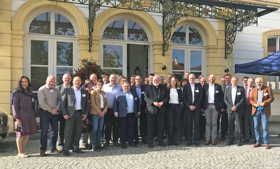 Gruppenbild mit Kardinal Reinhard Marx (Mitte) bei der Herbsttagung der Arbeitsgemeinschaft "Kirchliche Tagungshäuser Deutschlands". Mit dabei waren Maria Reuß (5. von links), Leiterin des Würzburger Burkardushauses, sowie Rektor Dr. Berthold Uphoff (links neben Kardinal Marx) und Verwaltungsleiterin Anje Elsesser (verdeckt) vom Tagungszentrum Schmerlenbach.