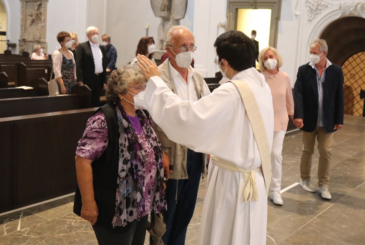 2621/0613 Gottesdienst für Ehejubilare Generalvikar Dr. Vorndran am Freitag, 25. Juni 2021_27683 Generalvikar Dr. Jürgen Vorndran feierte am Freitagabend, 25. Juni, einen Dankgottesdienst mit Ehepaaren, die seit 25 Jahren verheiratet sind. Anschließend spendeten der Generalvikar sowie weitere Priester und Diakone den Jubilaren mit Abstand den Segen.