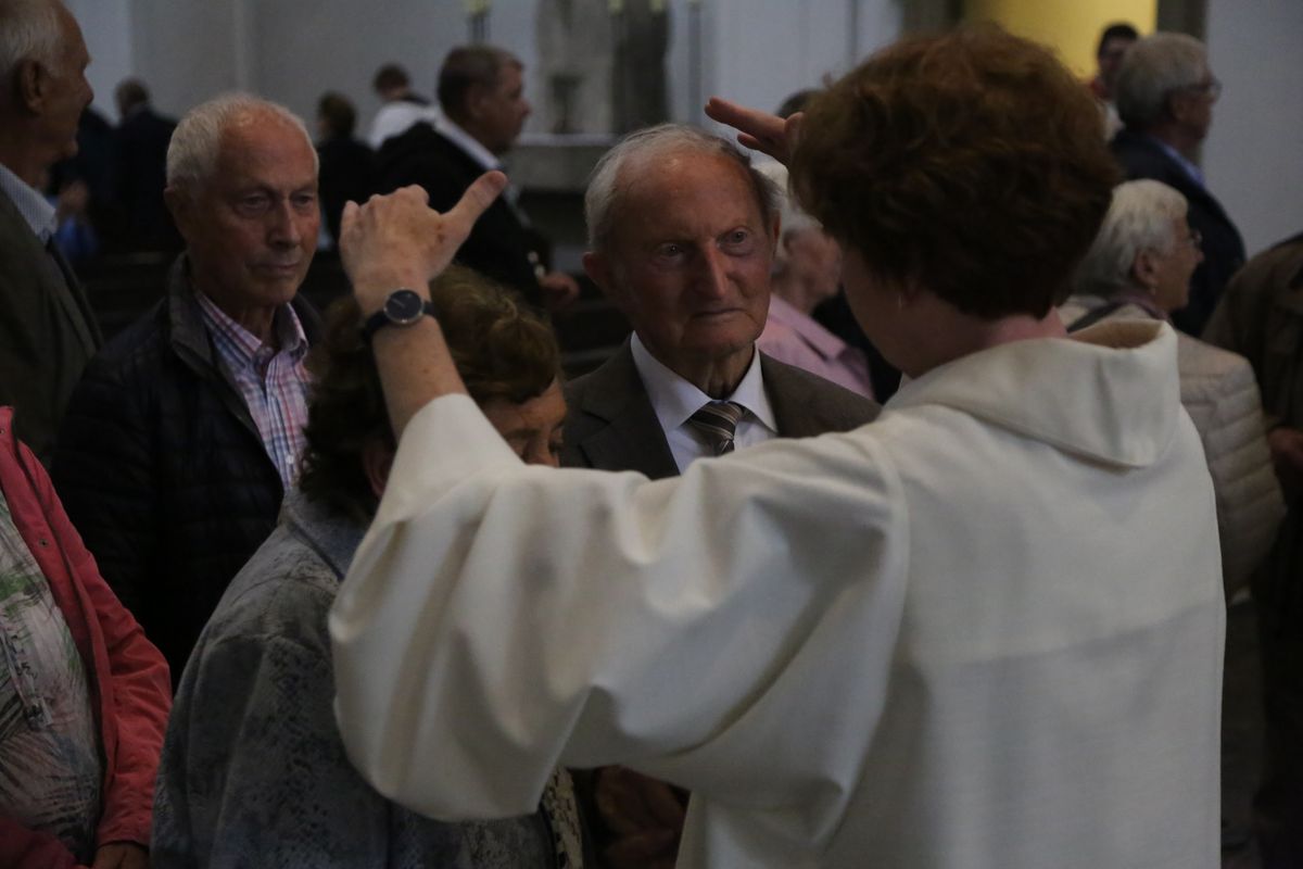 Bischof Dr. Franz Jung hat am Donnerstagnachmittag, 4. Juli, mit etwa 320 Paaren im Kiliansdom ihr goldenes oder diamantenes Ehejubiläum gefeiert.