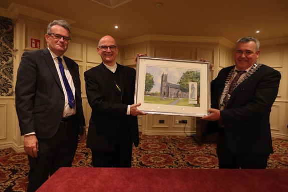 Aus den Händen von Hauptgeschäftsfüherer Eoin Doyle (links) und County Councillor T.P. O