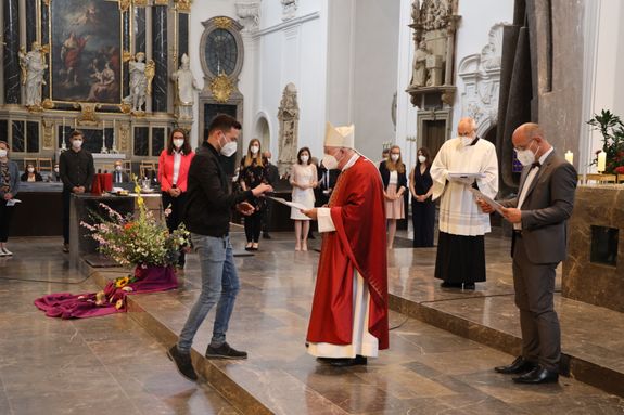 33 Frauen und sieben Männern hat Weihbischof Ulrich Boom im Auftrag von Bischof Dr. Franz Jung am Freitagabend, 9. Juli, beim Kiliani-Tag der Verantwortlichen in Schule und Erziehung die Missio canonica verliehen.