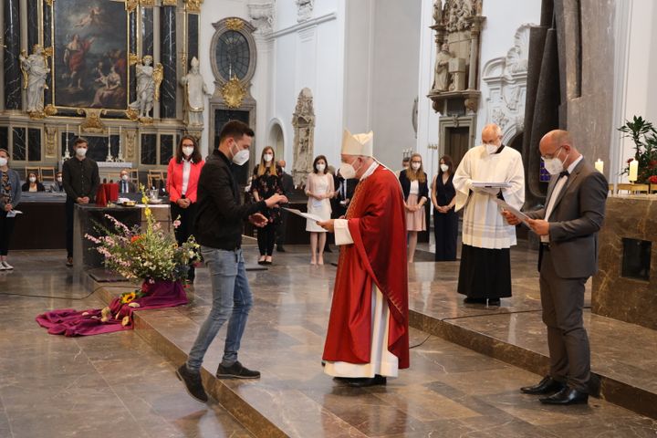33 Frauen und sieben Männern hat Weihbischof Ulrich Boom im Auftrag von Bischof Dr. Franz Jung am Freitagabend, 9. Juli, beim Kiliani-Tag der Verantwortlichen in Schule und Erziehung die Missio canonica verliehen.