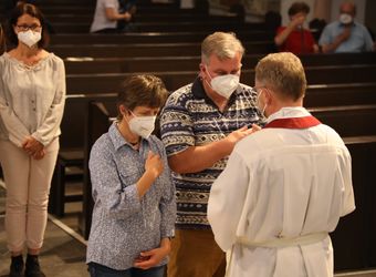 Generalvikar Dr. Jürgen Vorndran feierte am Dienstagabend, 29. Juni, einen Dankgottesdienst mit Ehejubilaren, die 2020 oder 2021 silberne Hochzeit feiern. Im Anschluss hatten die Ehepaare Gelegenheit, sich segnen zu lassen.
