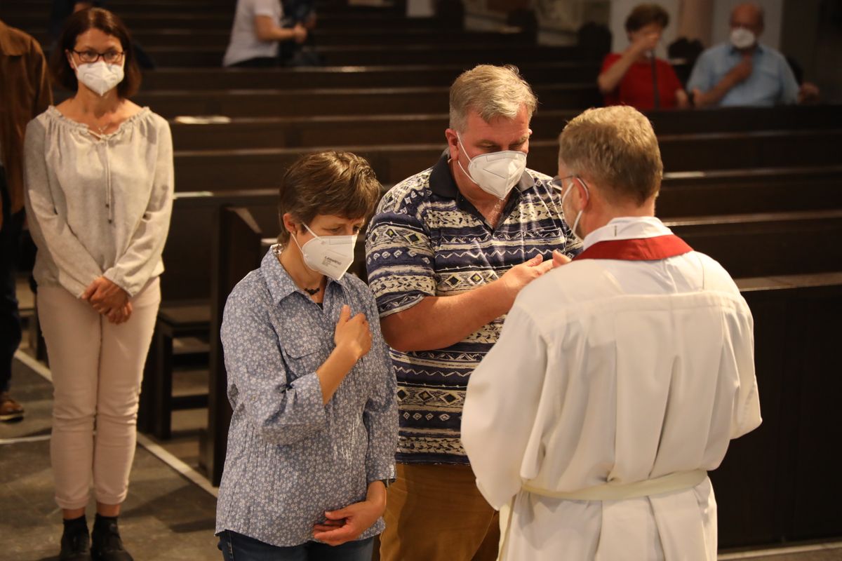 Generalvikar Dr. Jürgen Vorndran feierte am Dienstagabend, 29. Juni, einen Dankgottesdienst mit Ehejubilaren, die 2020 oder 2021 silberne Hochzeit feiern. Im Anschluss hatten die Ehepaare Gelegenheit, sich segnen zu lassen.