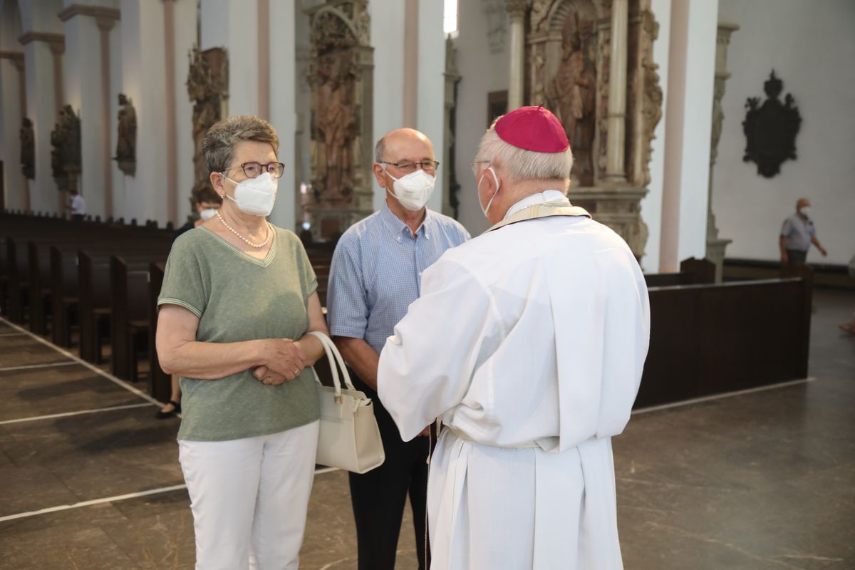 2621/0622 - Ehejubilare Gold mit Weihbischof Ulrich Boom_27937 Weihbischof Ulrich Boom feierte am Montagnachmittag, 26. Juni, einen Gottesdienst für Ehepaare, die 2020 oder 2021 ihr goldenes, diamantenes oder eisernes Ehejubiläum hatten. Im Anschluss konnten sich die Paare segnen lassen.