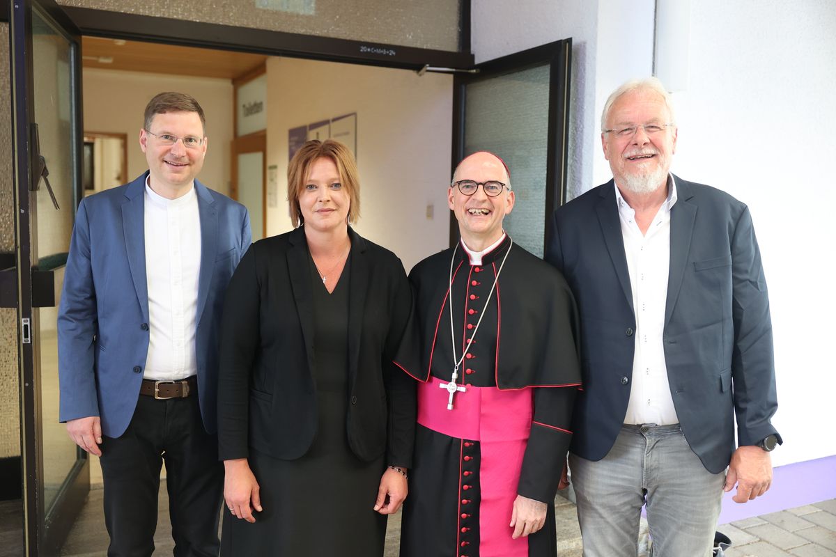 Von links: Pfarrer Markus Grzibek, Bürgermeisterin Simone Seufert, Bischof Dr. Franz Jung und Norbert Mergenthal, Vorsitzender des Vereins Fränkische Passionsspiele.  Von links: Pfarrer Markus Grzibek, Bürgermeisterin Simone Seufert, Bischof Dr. Franz Jung und Norbert Mergenthal, Vorsitzender des Vereins Fränkische Passionsspiele.