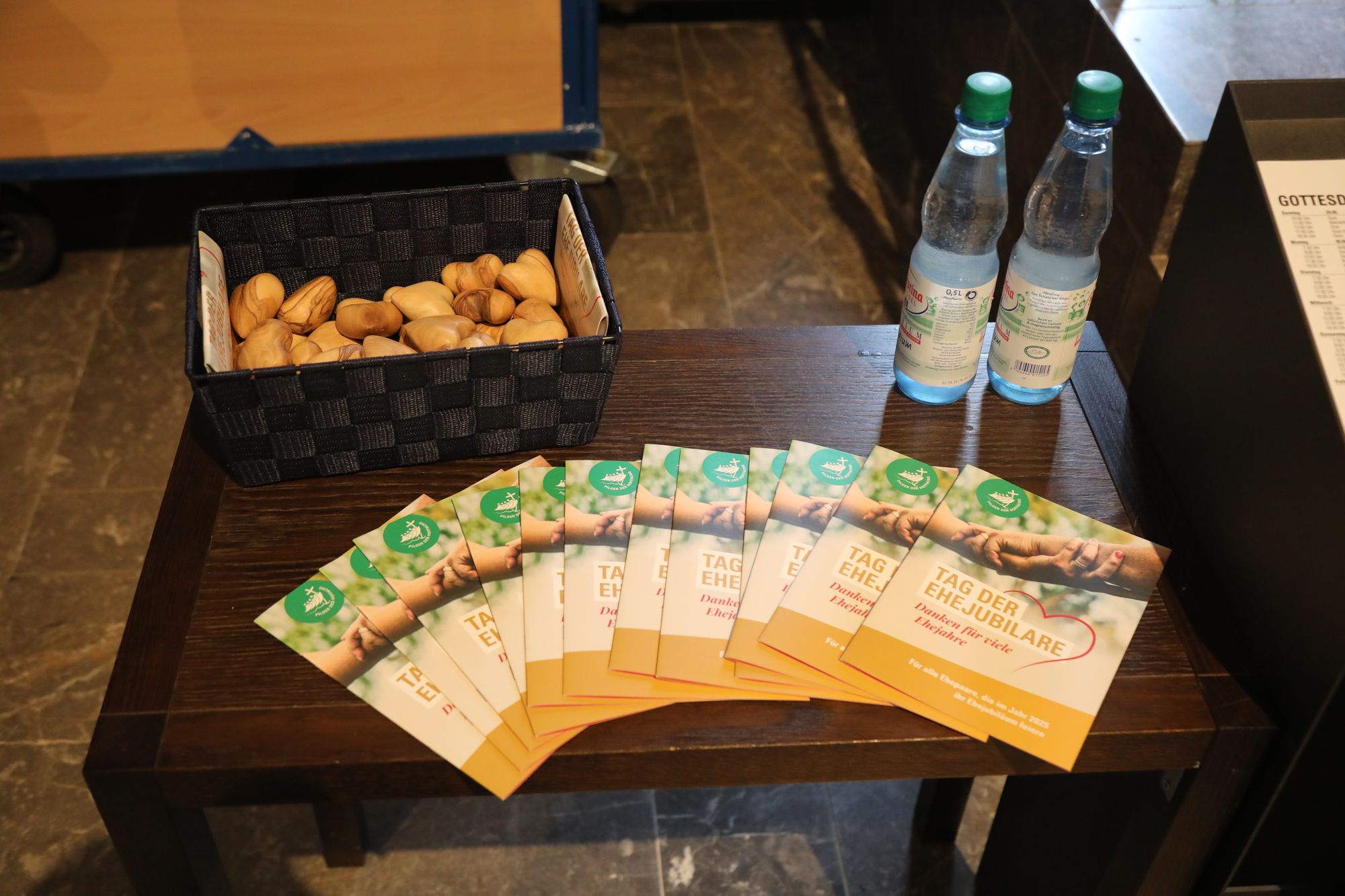 Mit rund 550 Eheleuten, die in diesem Jahr auf 50, 60 oder mehr gemeinsame Jahre zurückblicken, feierte Bischof Dr. Franz Jung am Donnerstagvormittag, 3. Juli, einen Pontifikalgottesdienst im Kiliansdom. Im Anschluss erteilten er und weitere Seelsorgerin Mit rund 550 Eheleuten, die in diesem Jahr auf 50, 60 oder mehr gemeinsame Jahre zurückblicken, feierte Bischof Dr. Franz Jung am Donnerstagvormittag, 3. Juli, einen Pontifikalgottesdienst im Kiliansdom. Im Anschluss erteilten er und weitere Seelsorgerinnen und Seelsorger den Paaren einzeln den Segen.