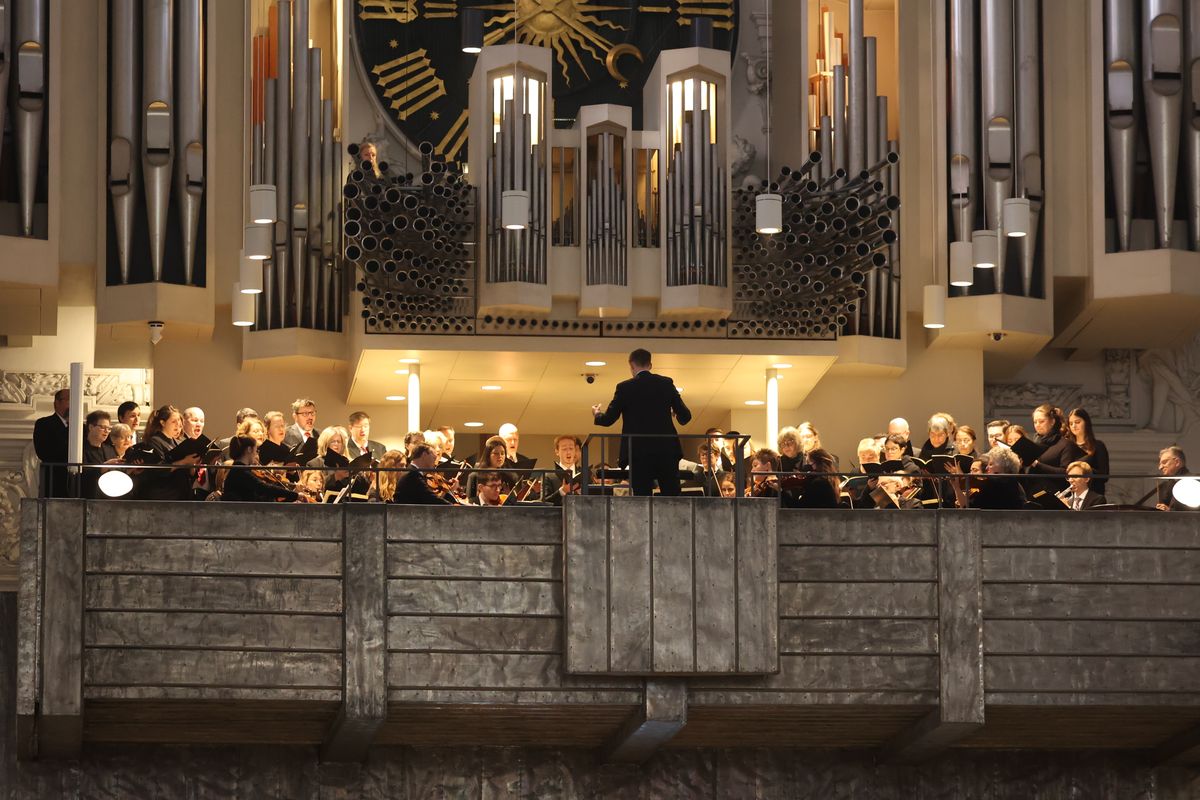 Bischof Dr. Franz Jung feierte am Samstag, 12. Oktober, im Würzburger KIliansdom ein Pontifikalrequiem für Weihbischof em. Helmut Bauer. Die anschließende Beisetzung leitete Dompropst Weihbischof Paul Reder.