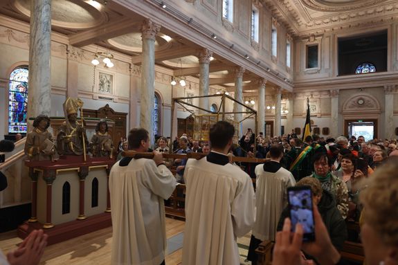 Bischof Dr. Franz Jung feierte am Sonntag, 6. Oktober, einen Gottesdienst zum Abschluss der Irlandwallfahrt mit den Reliquien der Frankenapostel in der Kathedrale von Cavan. Im Anschluss wurde der Schrein mit den Häuptern der Märtyrer für den Rücktransport nach Würzburg sicher verpackt.