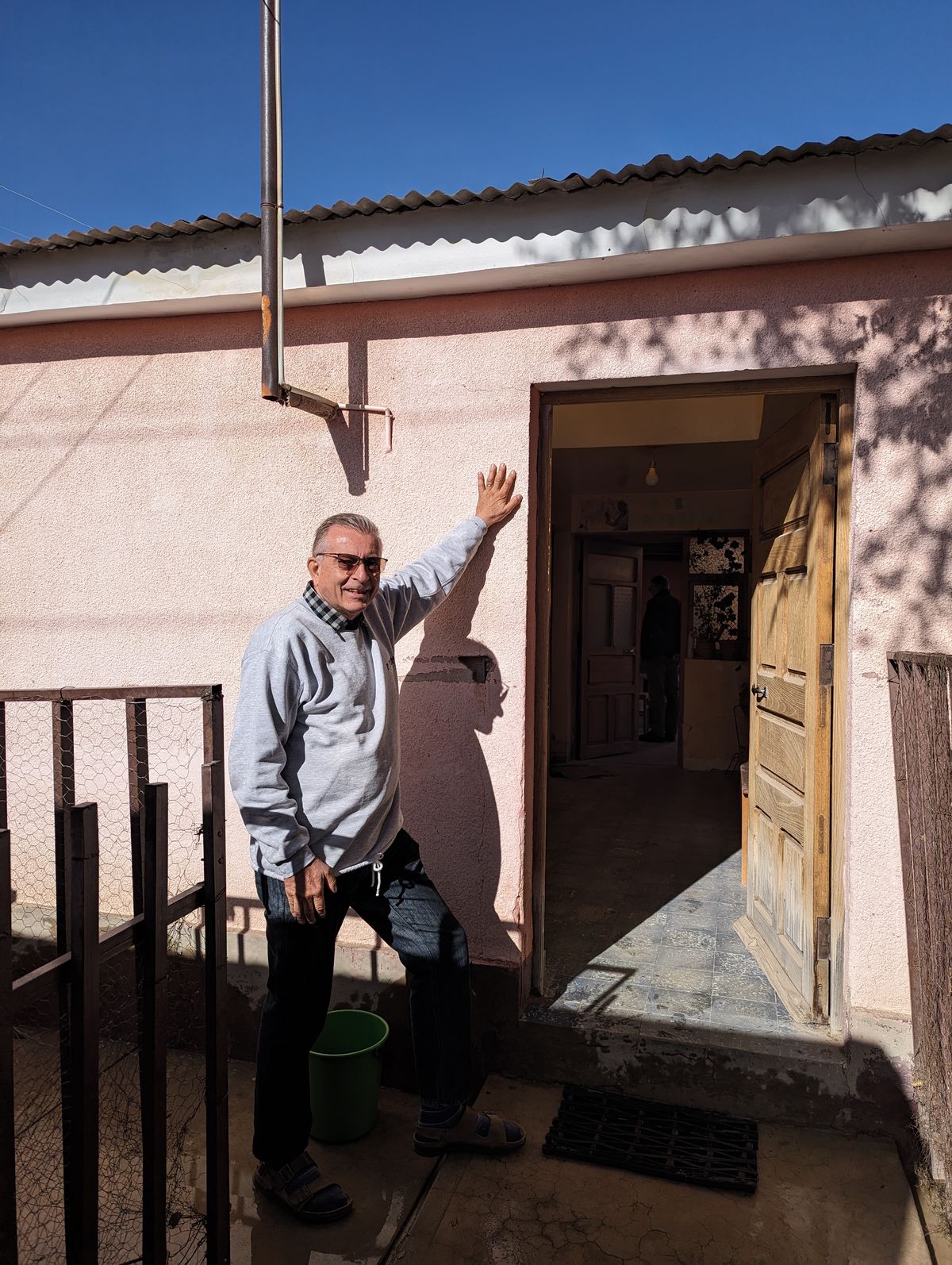 Pfarrer Thomas Hermes an der Tür seines ersten gebauten Pfarrhauses in Uyuni. Pfarrer Thomas Hermes an der Tür seines ersten gebauten Pfarrhauses in Uyuni.