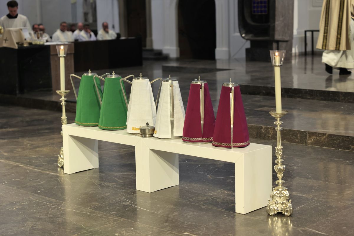 Bischof Dr. Franz Jung hat am Montagabend, 25. März, im Würzburger Kiliansdom die Heiligen Öle für alle 43 Pastoralen Räume im Bistum Würzburg  geweiht.