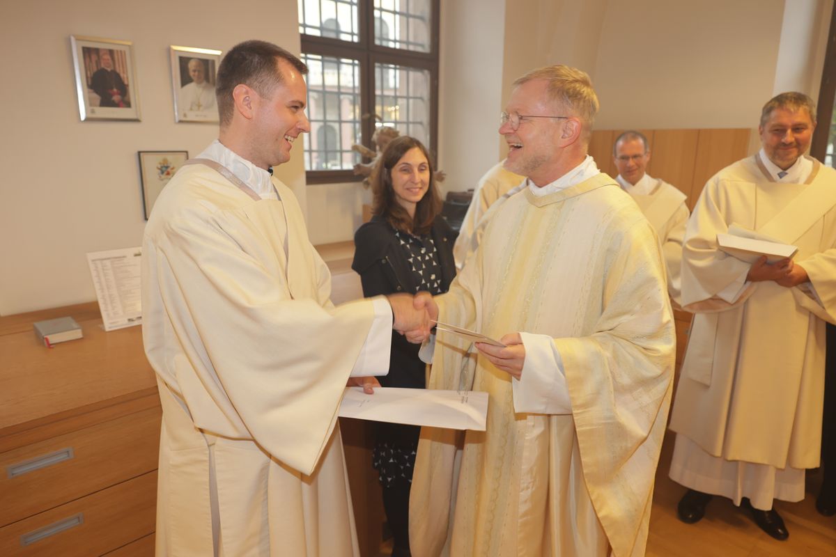 Bei einem Pontifikalgottesdienst am Samstag, 27. September, weihte Weihbischof Paul Reder drei Männer im Würzburger Kiliansdom zu Diakonen.