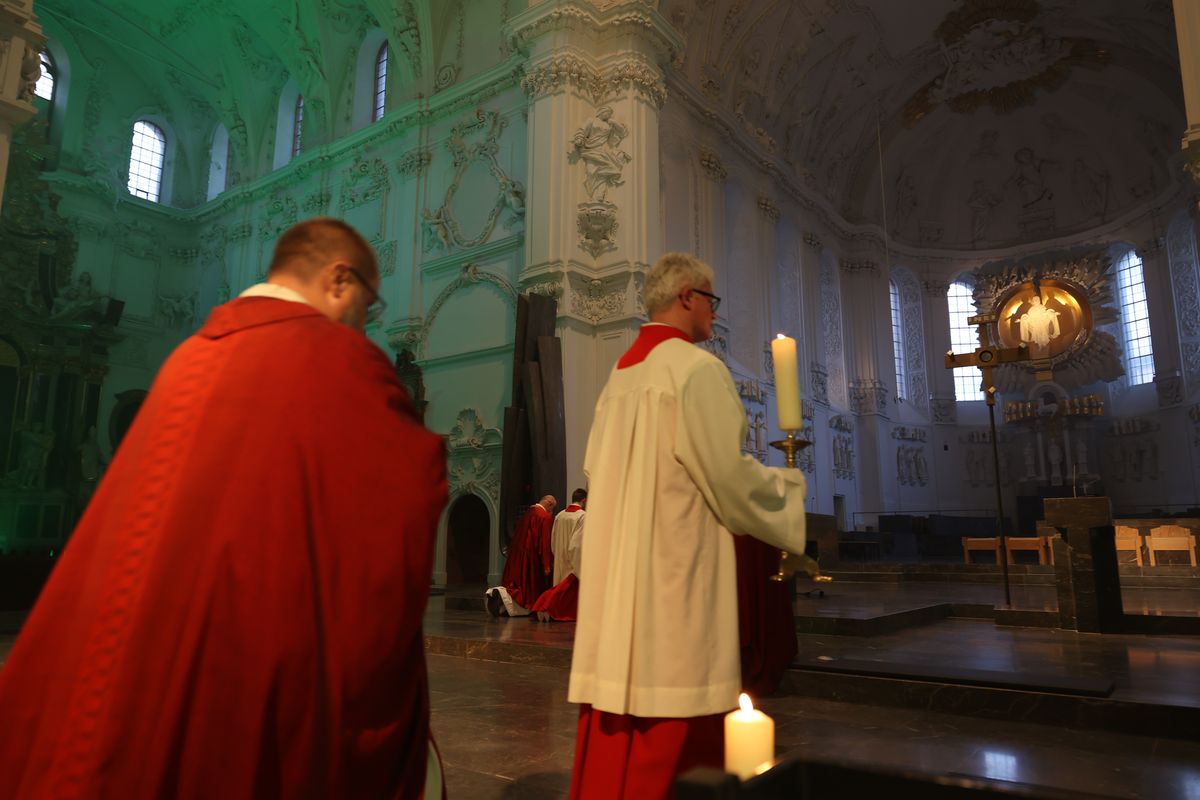 Die "Nacht der Hoffnung" am Samstagabend, 13. Juli, der Kiliani-Wallfahrtswoche lud zu Besinnung, Gebet und Kraftschöpfen in den Kiliansdom ein. Viele Passanten nutzten das Angebot, das um Mitternacht endete.