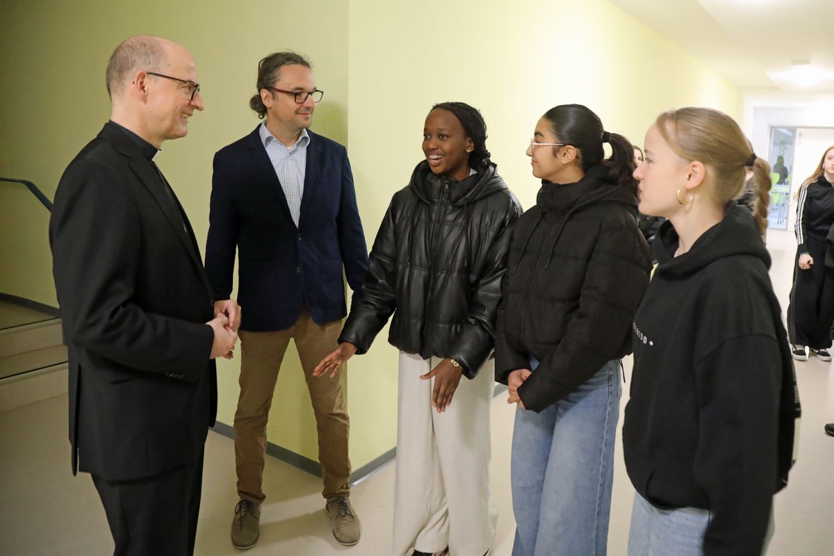 Die Schülersprecherinnen Vincy Simolli, Melissa Hürriyetoglu und Lena Hogen (von links) führten Bischof Dr. Franz Jung (links) durch das Schulhaus. Im Hintergrund Vertrauenslehrer Heiko Niedermeyer. Die Schülersprecherinnen Vincy Simolli, Melissa Hürriyetoglu und Lena Hogen (von links) führten Bischof Dr. Franz Jung (links) durch das Schulhaus. Im Hintergrund Vertrauenslehrer Heiko Niedermeyer.
